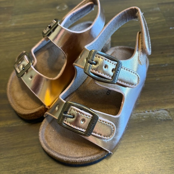 Lucky Brand Toddler Sandals Girls 7c Rose Gold Metallic new - Picture 2 of 4